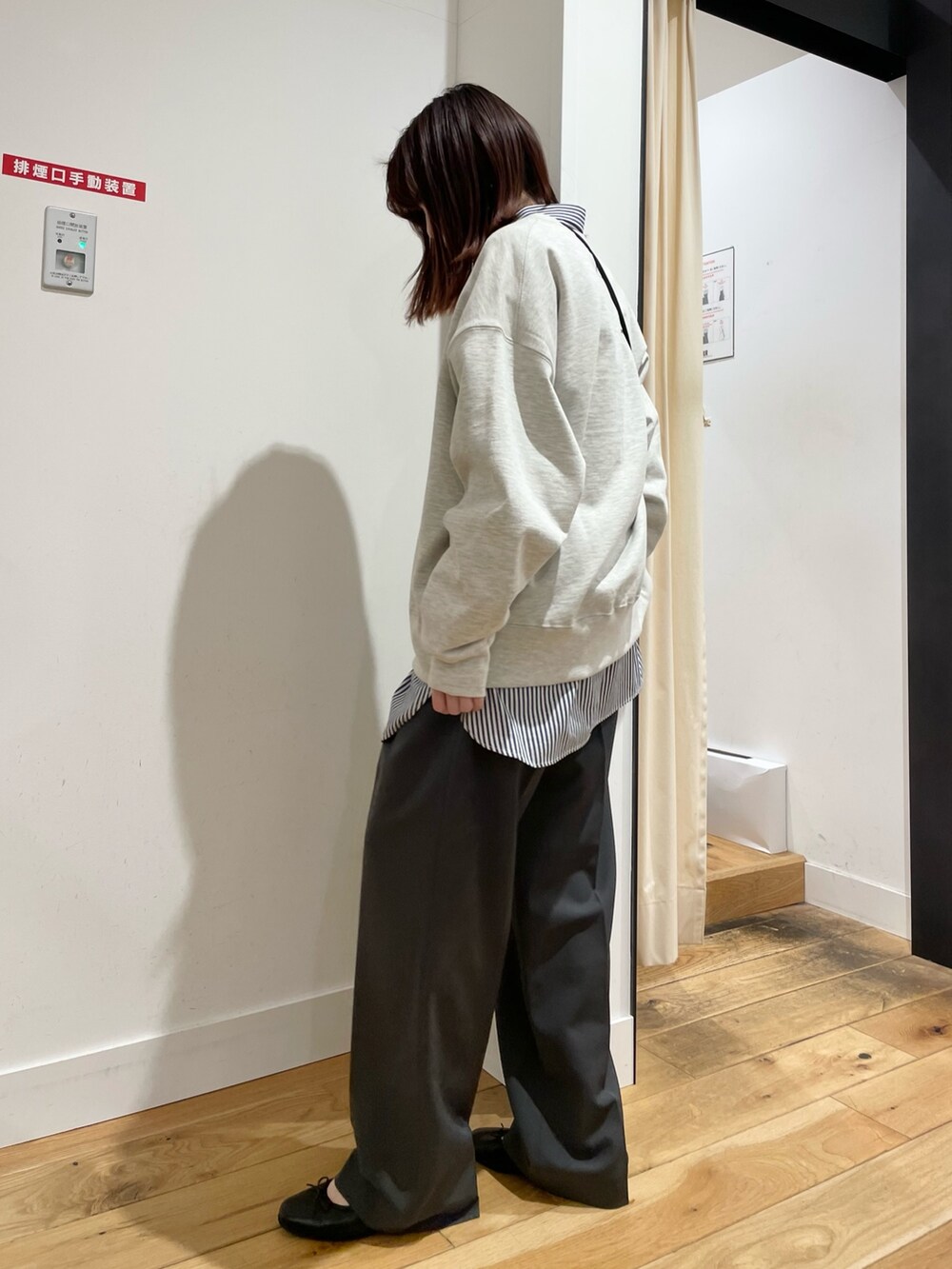 グレー系のその他パンツ、ブラック系のバレエシューズ、その他のシャツ/ブラウスを着用したレディースの春コーディネートの4枚目の写真