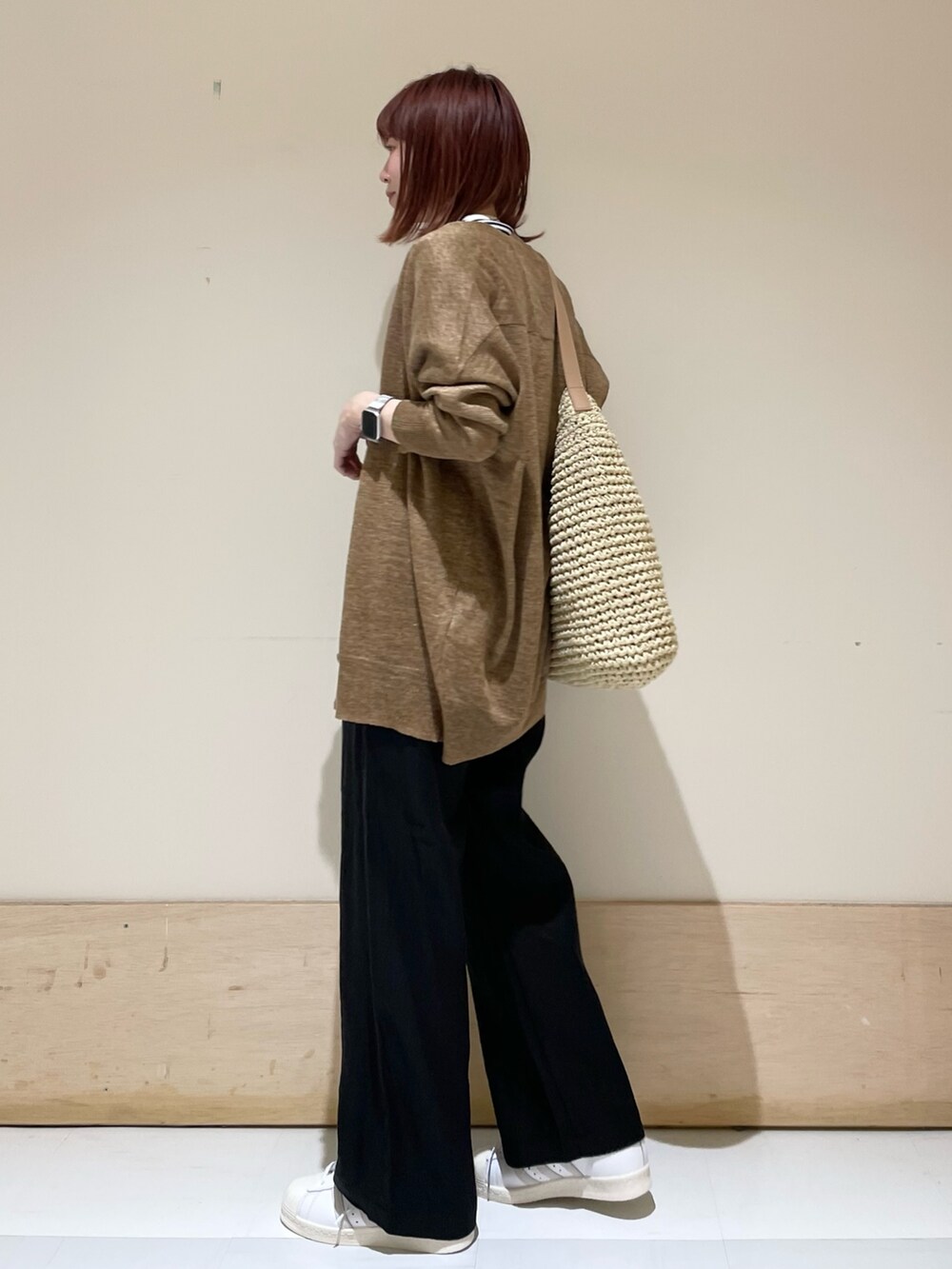 ホワイト系のTシャツ/カットソー、ホワイト系のスニーカー、ブラック系のその他パンツを着用したレディースの春コーディネートの5枚目の写真