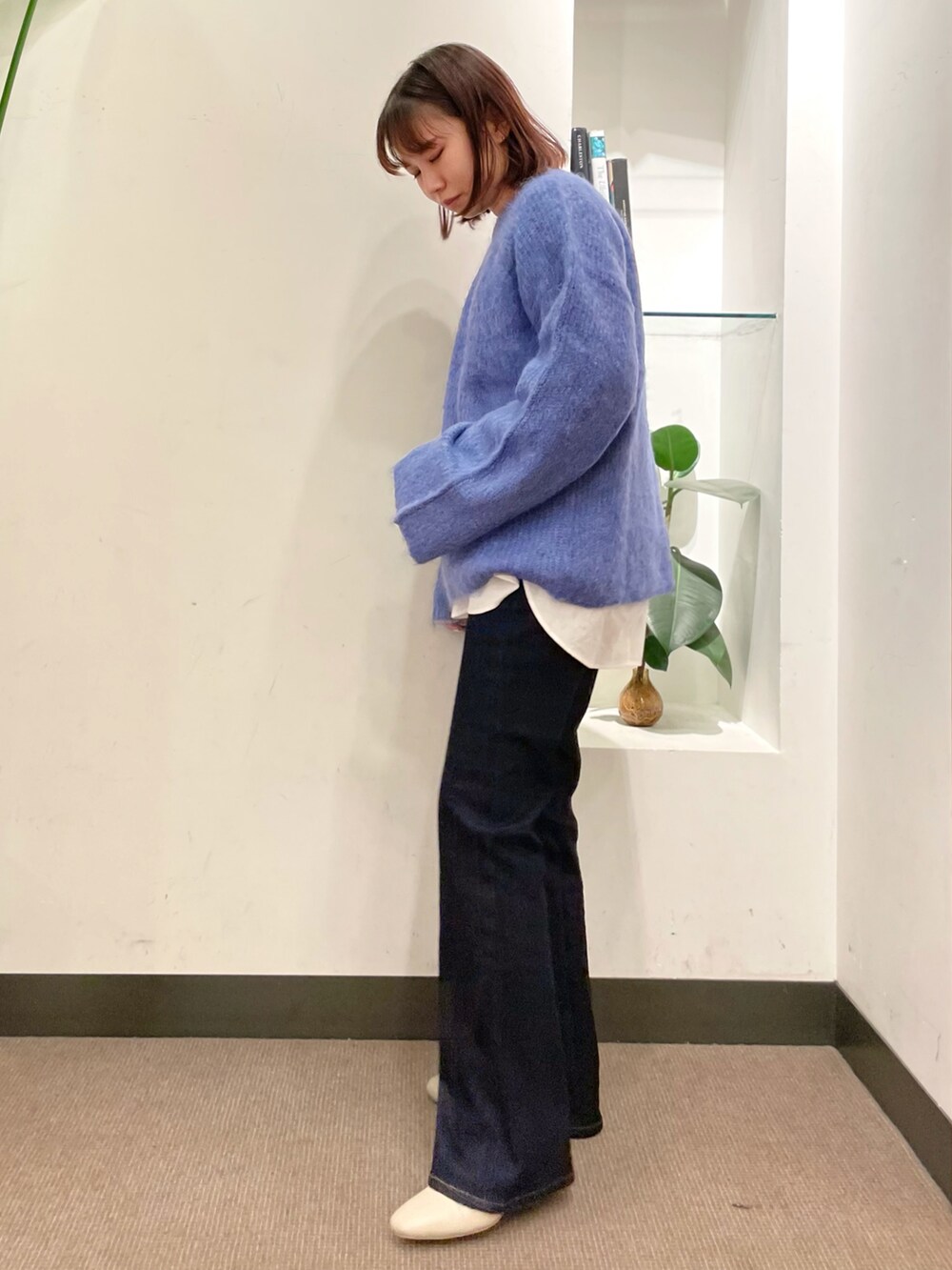「URBAN RESEARCH DOORS、URBAN RESEARCH DOORS WOMENS、アーバンリサーチドアーズ、siiwa、アルパカ、ブルー、ブルーニット、秋のコーデ、秋コーデ、blue、ワイドパンツ、フレアパンツ、フレアデニム」｜「URBAN RESEARCH DOORSのフレアデニムパンツ（デニムパンツ、ブルー系）」を使った、ホンダ マユさん（レディース・152cm）の秋コーディネートの2枚目の写真