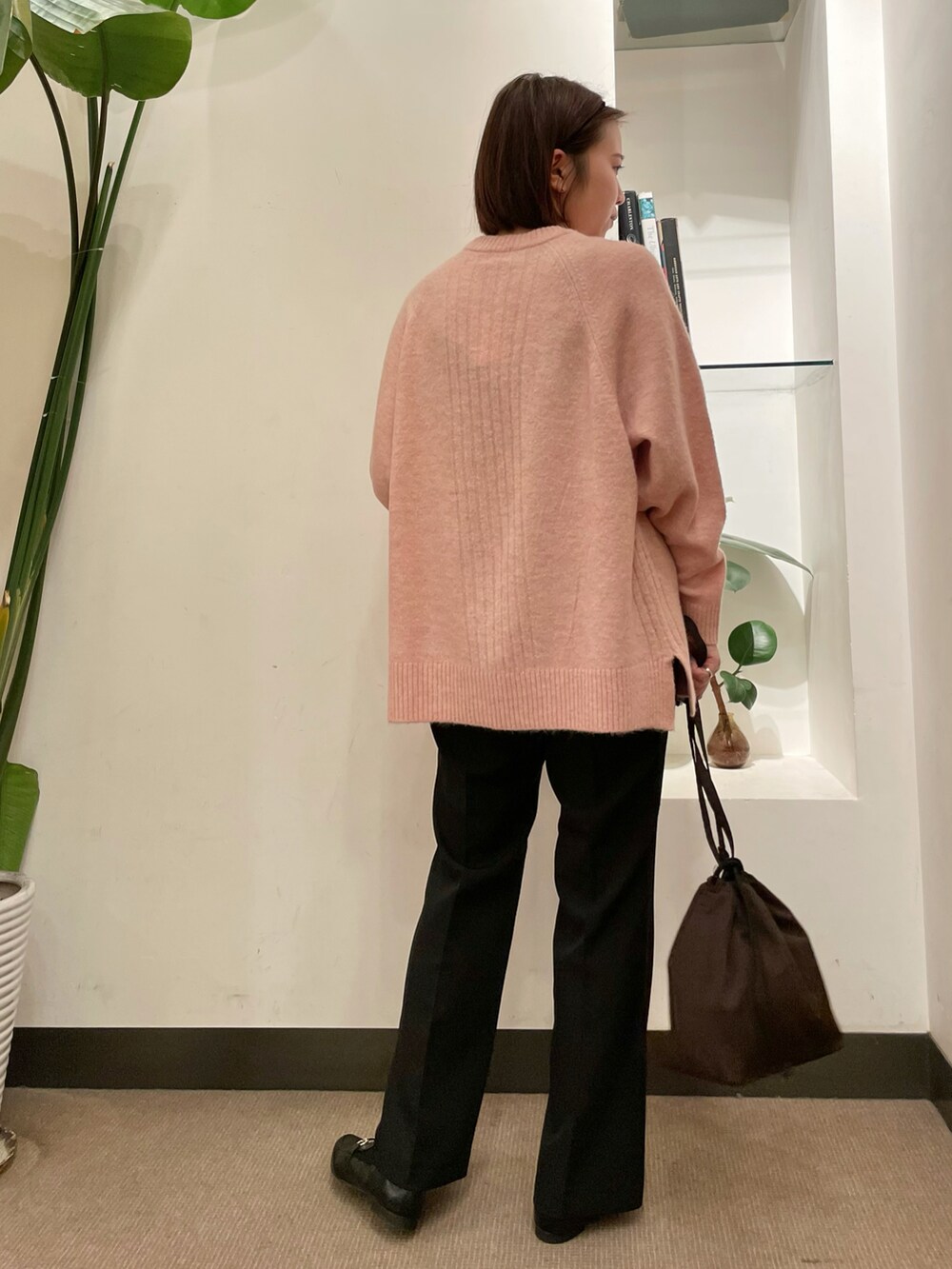 ピンク系のニット/セーター、ブラック系のその他パンツ、ブラック系のローファーを着用したレディースの冬コーディネートの4枚目の写真