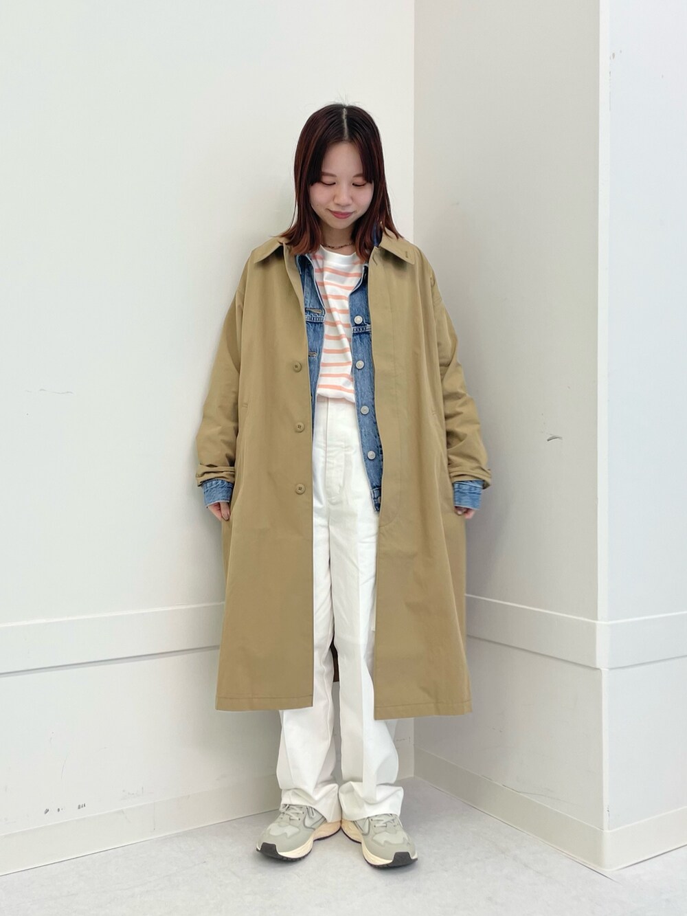 グレー系のスニーカー、ピンク系のTシャツ/カットソー、ホワイト系のその他パンツを着用したレディースの春コーディネートの3枚目の写真