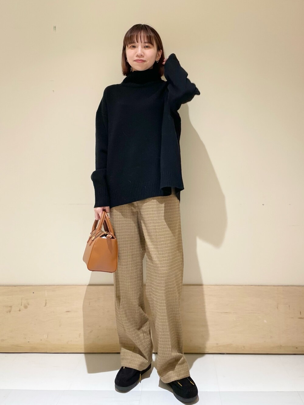 ベージュ系のその他パンツ、ブラック系のニット/セーターを着用したレディースの冬コーディネートの2枚目の写真