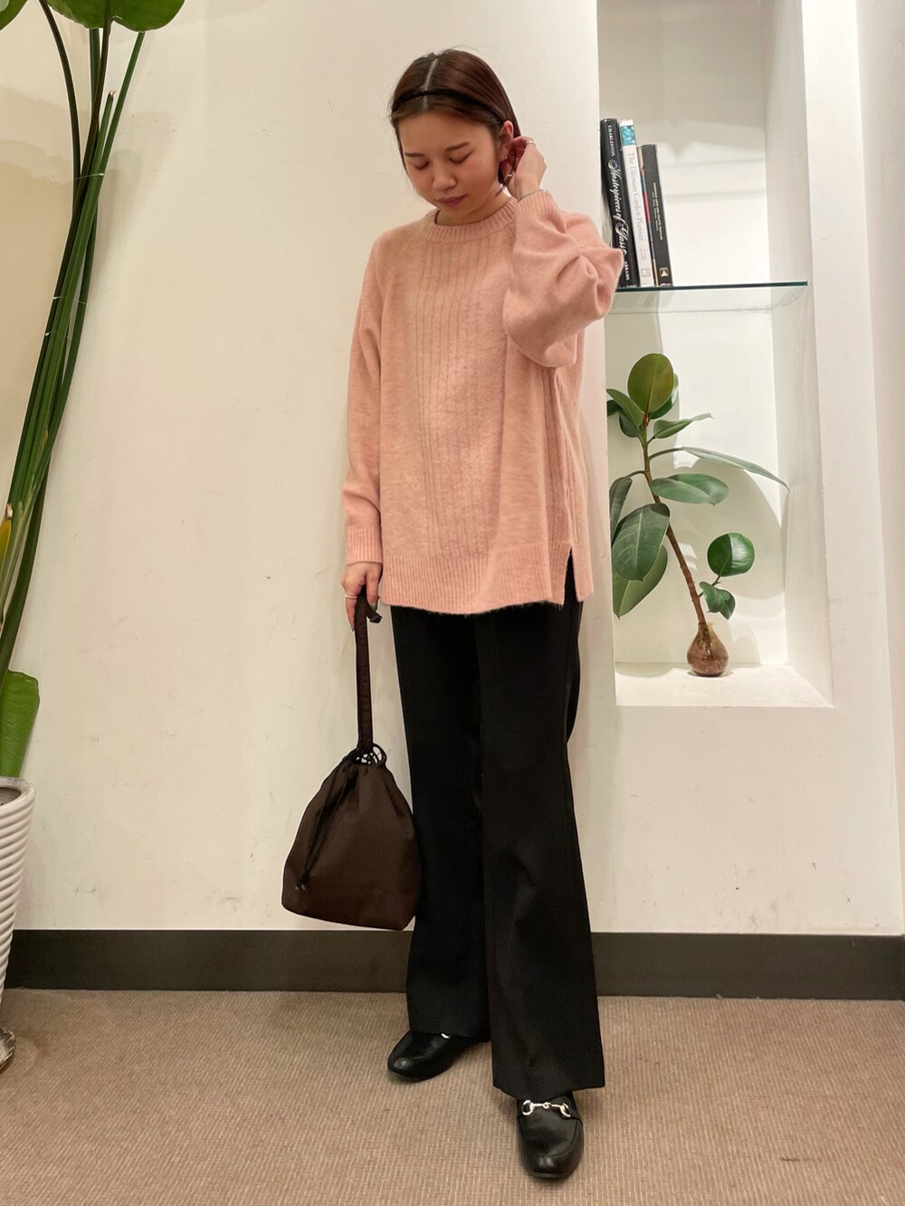 ピンク系のニット/セーター、ブラック系のその他パンツ、ブラック系のローファーを着用したレディースの冬コーディネートの3枚目の写真