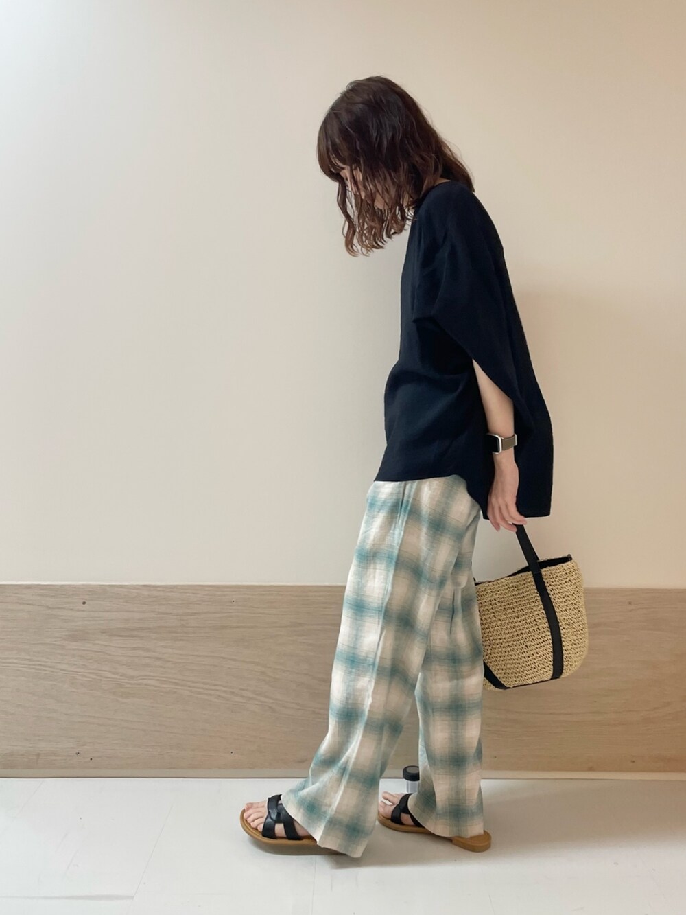「URBAN RESEARCH DOORS、URBAN RESEARCH DOORS WOMENS、アーバンリサーチドアーズ、ブルー、チェック、チェックパンツ、ネイビー、きれいめカジュアル、大人カジュアル、シンプルコーデ、デザイントップス、サンダル、お出かけコーデ、低身長コーデ、骨格ストレート」｜「URBAN RESEARCH DOORSのコクーンシルエットブラウス（シャツ/ブラウス、ブルー系）」を使った、ホンダ マユさん（レディース・152cm）の夏コーディネートの4枚目の写真