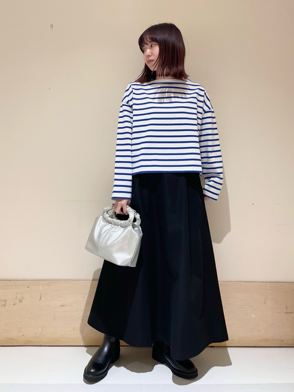 ホワイト系のTシャツ/カットソー、ブラック系のスカートを着用したレディースの冬コーディネートの2枚目の写真