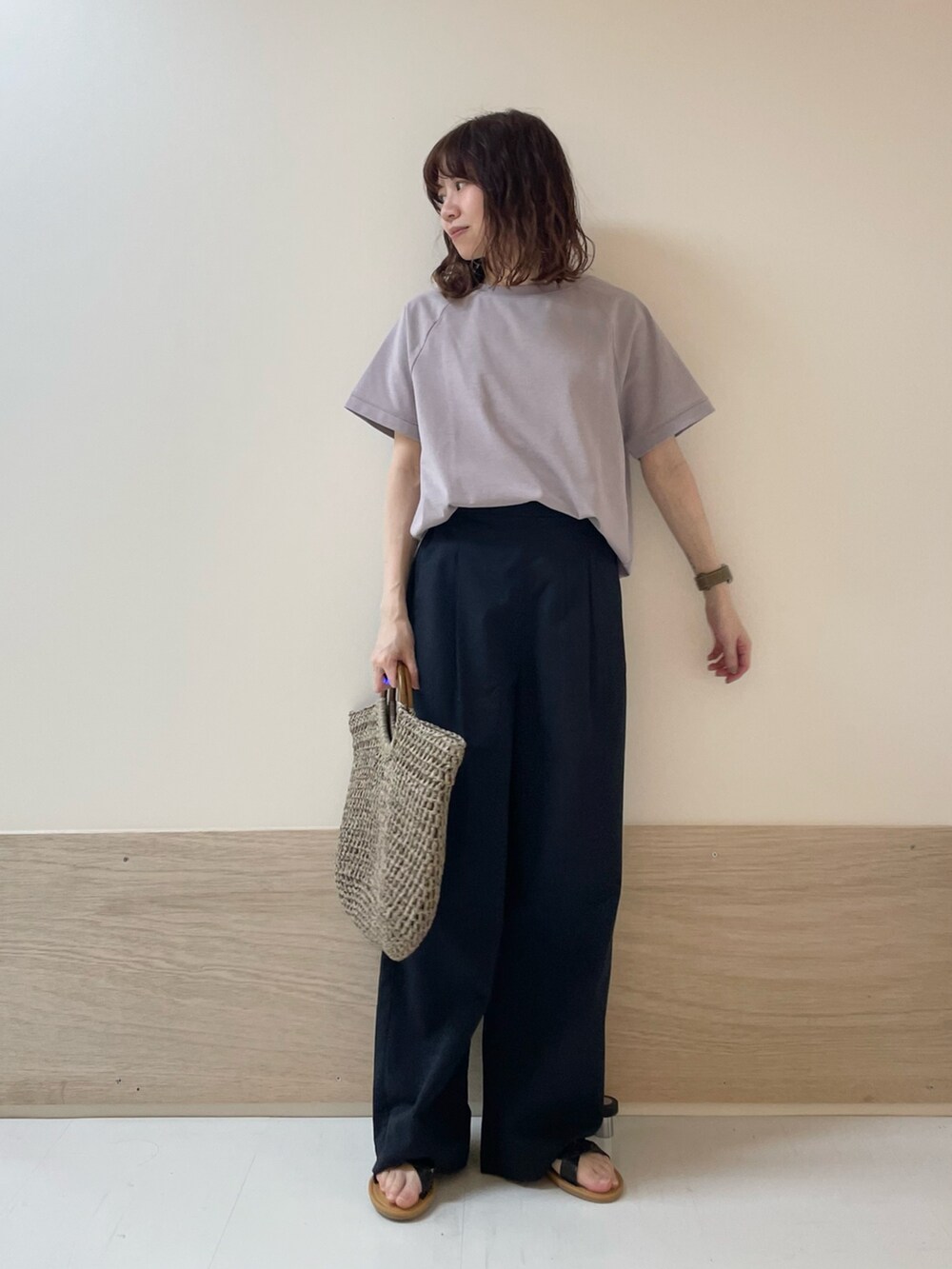 パープル系のTシャツ/カットソー、ブラック系のサンダル、ブルー系のその他パンツを着用したレディースの春コーディネートの2枚目の写真
