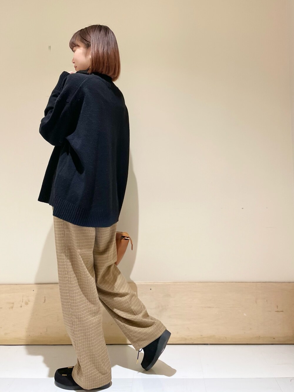 ベージュ系のその他パンツ、ブラック系のニット/セーターを着用したレディースの冬コーディネートの5枚目の写真