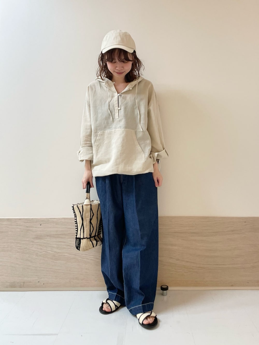 「URBAN RESEARCH DOORS、URBAN RESEARCH DOORS WOMENS、アーバンリサーチドアーズ、ラミー、ラミーブラウス、デニム、ワイドデニム、イージーパンツ、お出かけコーデ、休日スタイル、カジュアル、大人カジュアル、春夏コーデ、低身長、骨格ストレート」|「FORK&SPOONのFORK&SPOON 綿麻デニムパンツ(デニムパンツ、ブルー系)」を使った、ホンダ マユさん(レディース・152cm)の春コーディネートの3枚目の写真