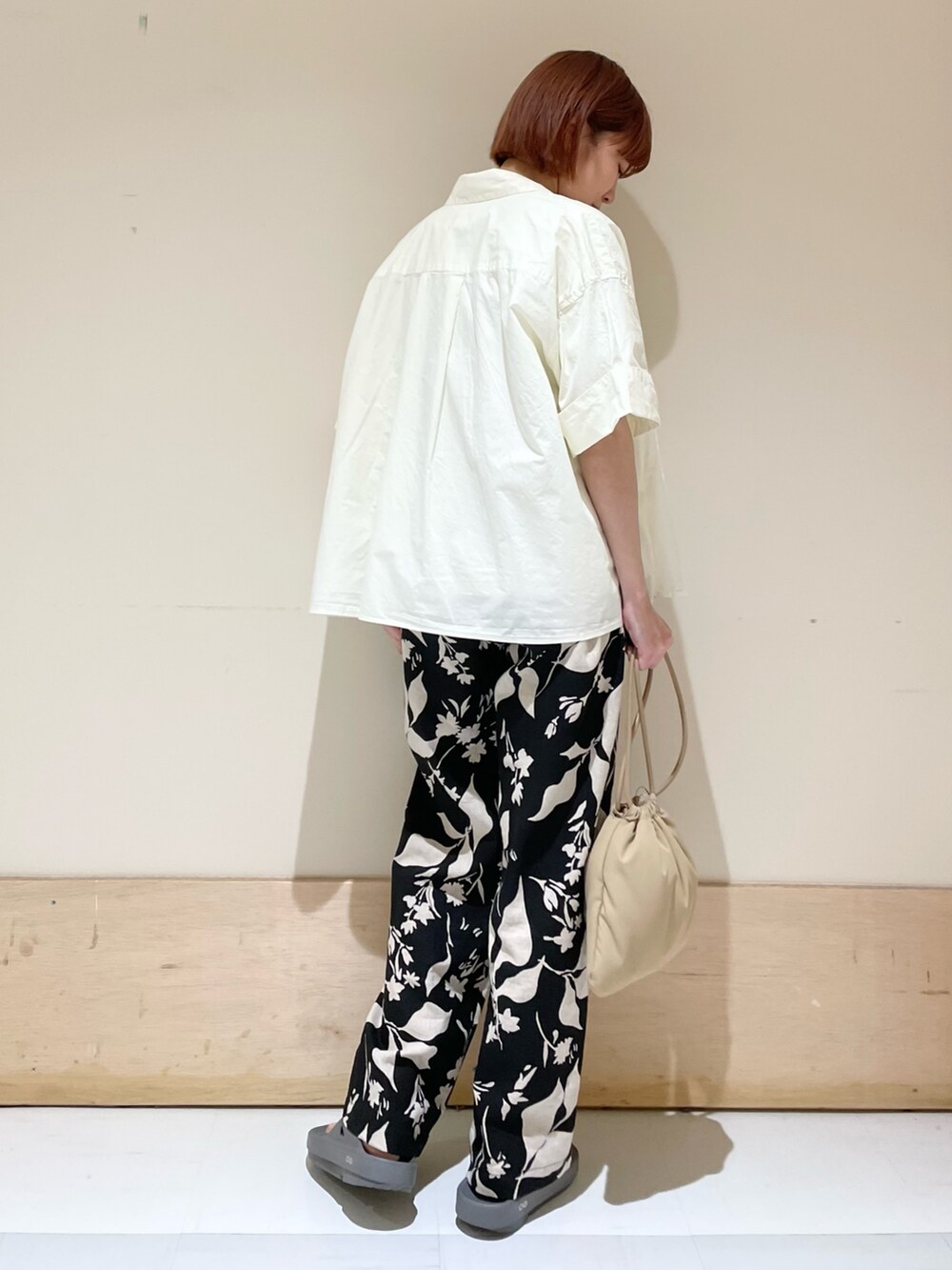 ブラック系のその他パンツ、グレー系のサンダル、ベージュ系のショルダーバッグを着用したレディースの春コーディネートの9枚目の写真