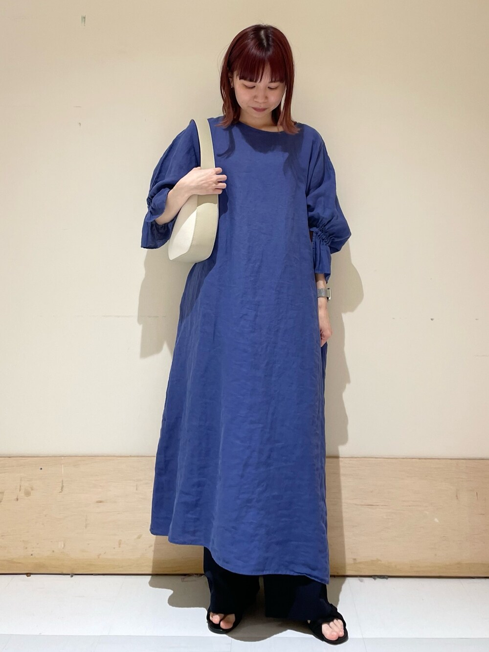 ブルー系のワンピース、ブルー系のその他パンツを着用したレディースの春コーディネートの3枚目の写真