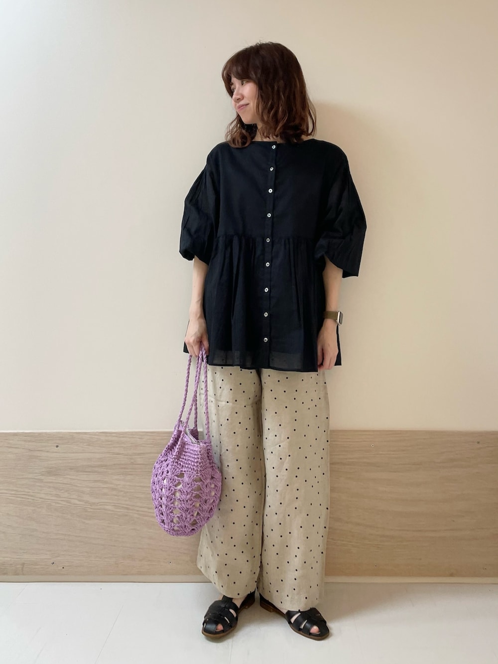 「URBAN RESEARCH DOORS、URBAN RESEARCH DOORS WOMENS、アーバンリサーチドアーズ、ブラウス、ドット、モノトーン、お出かけコーデ、休日スタイル、デートコーデ、きれいめカジュアル、大人カジュアル、春夏コーデ、ペーパーバッグ、低身長、骨格ストレート」｜「URBAN RESEARCH DOORSのコットンボイル2WAYブラウス（シャツ/ブラウス、ブラック系）」を使った、ホンダ マユさん（レディース・152cm）の春コーディネートの2枚目の写真