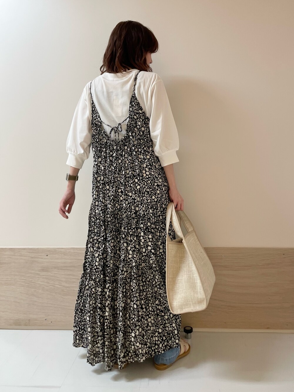 「URBAN RESEARCH DOORS、URBAN RESEARCH DOORS WOMENS、アーバンリサーチドアーズ、キャミワンピ、花柄、フラワープリント、レイヤードスタイル、お出かけコーデ、休日スタイル、春夏コーデ、きれいめカジュアル、デニム、低身長コーデ、骨格ストレート、デートコーデ」｜「URBAN RESEARCH DOORSのリトルフラワープリーツキャミワンピース（ワンピース、ブラック系）」を使った、ホンダ マユさん（レディース・152cm）の春コーディネートの7枚目の写真