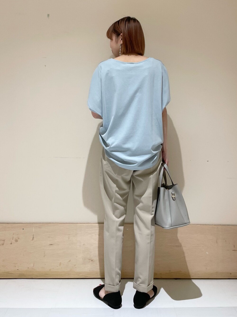 ベージュ系のその他パンツ、ブルー系のTシャツ/カットソー、ブラック系のサンダルを着用したレディースの夏コーディネートの6枚目の写真