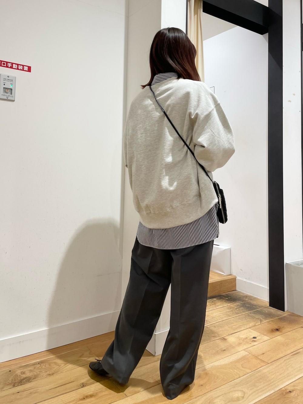 グレー系のその他パンツ、ブラック系のバレエシューズ、その他のシャツ/ブラウスを着用したレディースの春コーディネートの6枚目の写真