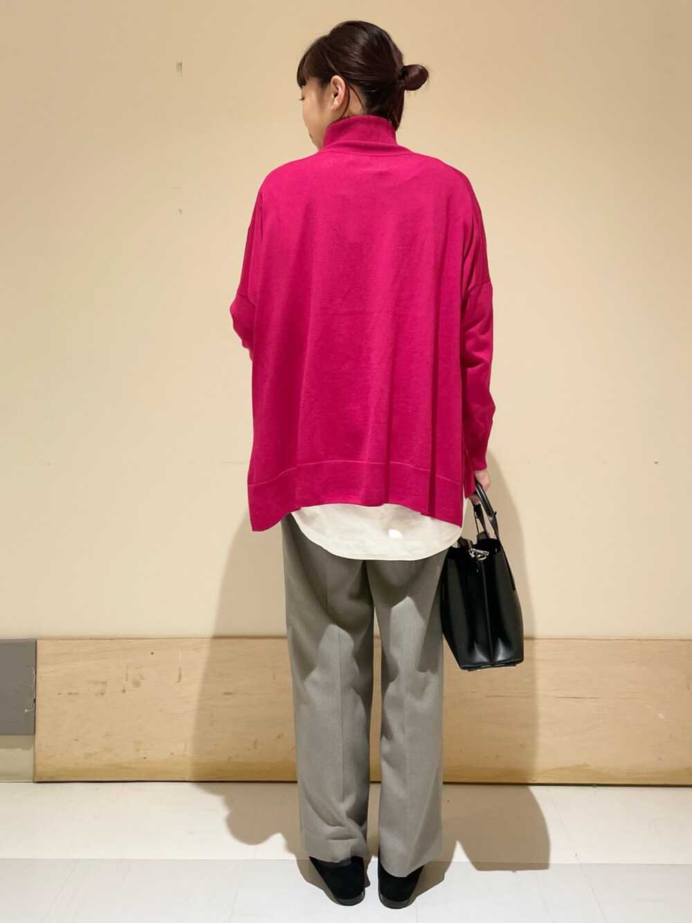 ピンク系のニット/セーター、グレー系のその他パンツ、ホワイト系のTシャツ/カットソーを着用したレディースの冬コーディネートの4枚目の写真