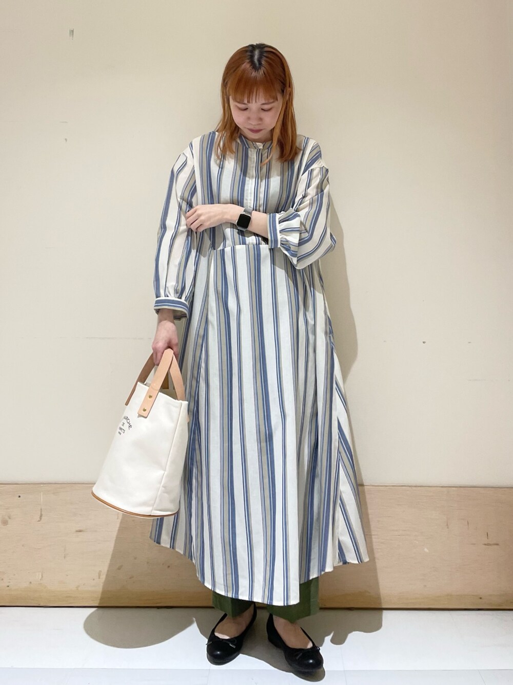 ブルー系のワンピース、ホワイト系のトートバッグ、グリーン系のその他パンツを着用したレディースの春コーディネートの4枚目の写真