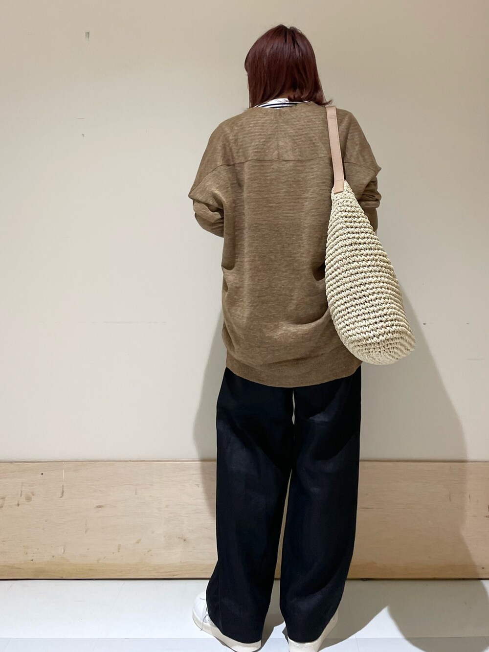 ホワイト系のTシャツ/カットソー、ホワイト系のスニーカー、ブラック系のその他パンツを着用したレディースの春コーディネートの7枚目の写真