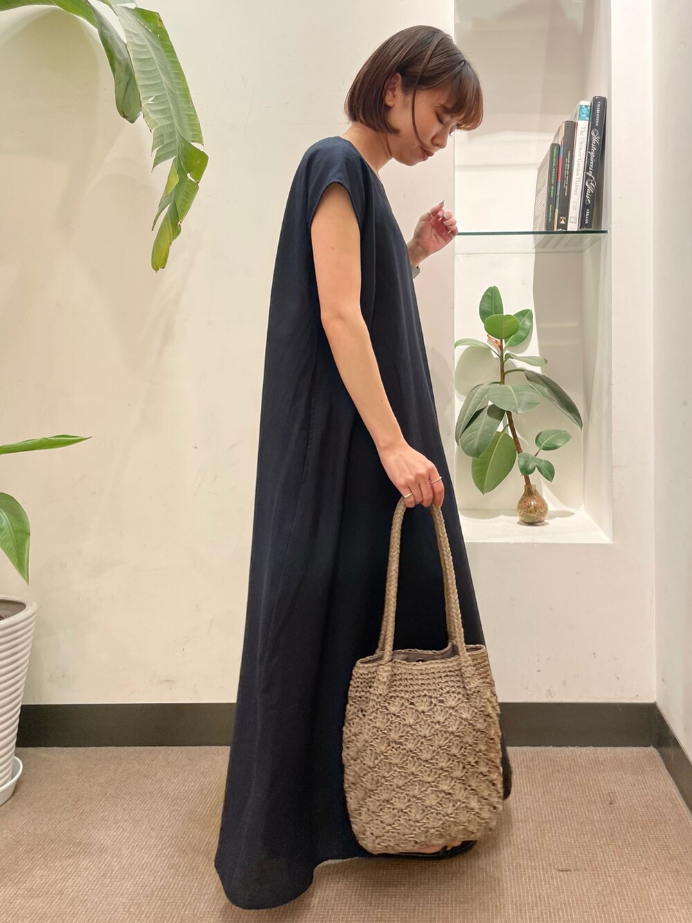 ブラック系のサンダル、ブルー系のワンピース、グレー系のトートバッグを着用したレディースの夏コーディネートの3枚目の写真