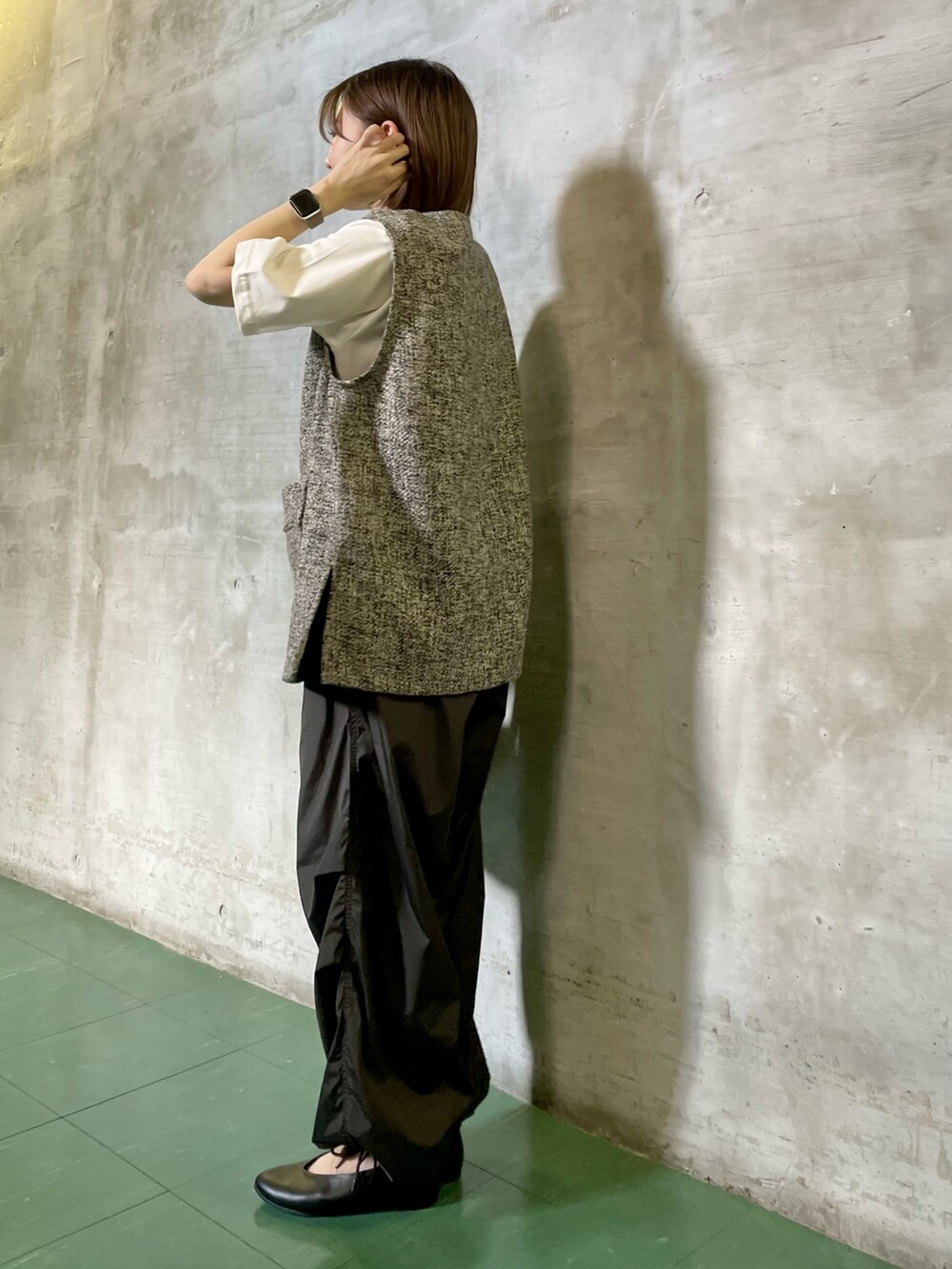 「URBAN RESEARCH DOORS、URBAN RESEARCH DOORS WOMENS、アーバンリサーチドアーズ、ベスト、ベスト×Tシャツ、ボーダー、ボーダートップス、パラシュートパンツ、カジュアルコーデ、休日スタイル、ビーズバッグ、ベロアバッグ、低身長、低身長コーデ、骨格ウェーブ」|「URBAN RESEARCH DOORSのツイードベスト(ベスト、グレー系)」を使った、ホンダ マユさん(レディース・152cm)の夏コーディネートの4枚目の写真