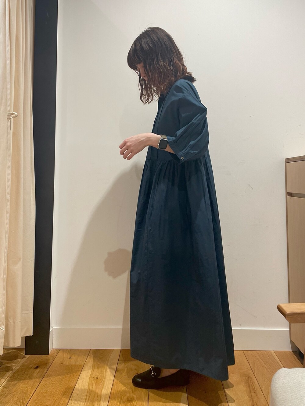 「URBAN RESEARCH DOORS、URBAN RESEARCH DOORS WOMENS、アーバンリサーチドアーズ、ワンピース、ブルー、シンプルコーデ、お出掛けコーデ、お出かけコーデ、休日スタイル、春夏コーデ、きれいめカジュアル、夏コーデ、デートコーデ、低身長コーデ、骨格ストレート」｜「URBAN RESEARCH DOORSのピンタックウエスト切替ワンピース（ワンピース、ブルー系）」を使った、ホンダ マユさん（レディース・152cm）の夏コーディネートの4枚目の写真