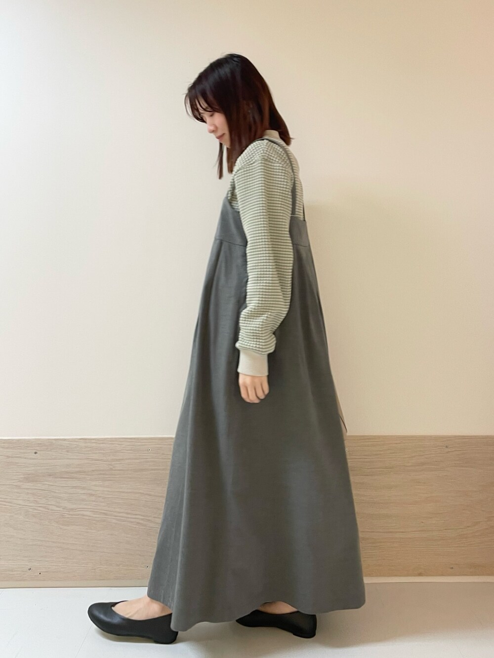 ブラック系のパンプス、グレー系のワンピース、グリーン系のTシャツ/カットソーを着用したレディースの春コーディネートの5枚目の写真