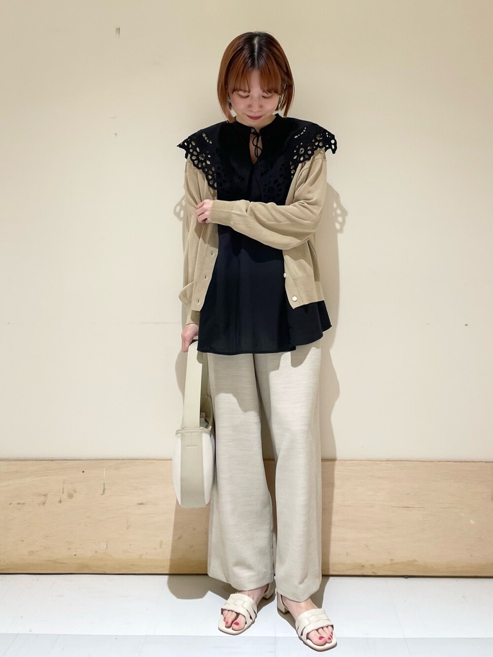 「URBAN RESEARCH DOORS、URBAN RESEARCH DOORS WOMENS、アーバンリサーチドアーズ、スカラップ、襟付きトップス、カーディガン、休日スタイル、シンプルコーデ、レイヤードスタイル、お出かけコーデ、きれいめカジュアル、低身長、低身長コーデ、骨格ウェーブ、ベージュ」｜「URBAN RESEARCH DOORSのコットンボイルスカラップブラウス（シャツ/ブラウス、ブラック系）」を使った、ホンダ マユさん（レディース・152cm）の夏コーディネートの4枚目の写真
