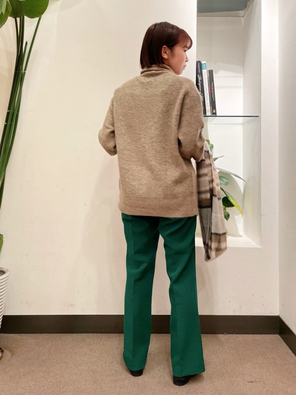 「URBAN RESEARCH DOORS WOMENS、URBAN RESEARCH DOORS、アーバンリサーチドアーズ、フレアパンツ、グリーン、緑パンツ、休日スタイル、シンプルコーデ、低身長コーデ、チェック柄、チェック柄に恋してる、タートルネック」｜「URBAN RESEARCH DOORSの柔らかバレエ（バレエシューズ、ブラック系）」を使った、ホンダ マユさん（レディース・152cm）の冬コーディネートの4枚目の写真