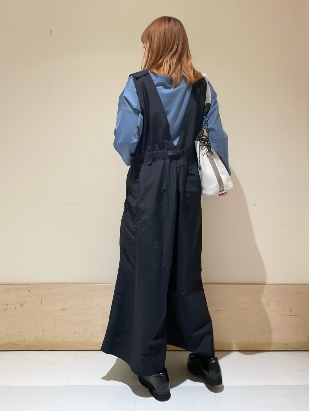 「URBAN RESEARCH DOORS、URBAN RESEARCH DOORS WOMENS、アーバンリサーチドアーズ、EKAL、グラミチ、GRAMICCI、サロペット、ビッグシルエット、ローファー、スクエアバッグ、休日スタイル、春コーデ、楽チンコーデ、低身長コーデ、カジュアルコーデ」｜「URBAN RESEARCH DOORSのコットンバックタック7分袖プルオーバー（Tシャツ/カットソー、ブルー系）」を使った、ホンダ マユさん（レディース・152cm）の春コーディネートの5枚目の写真