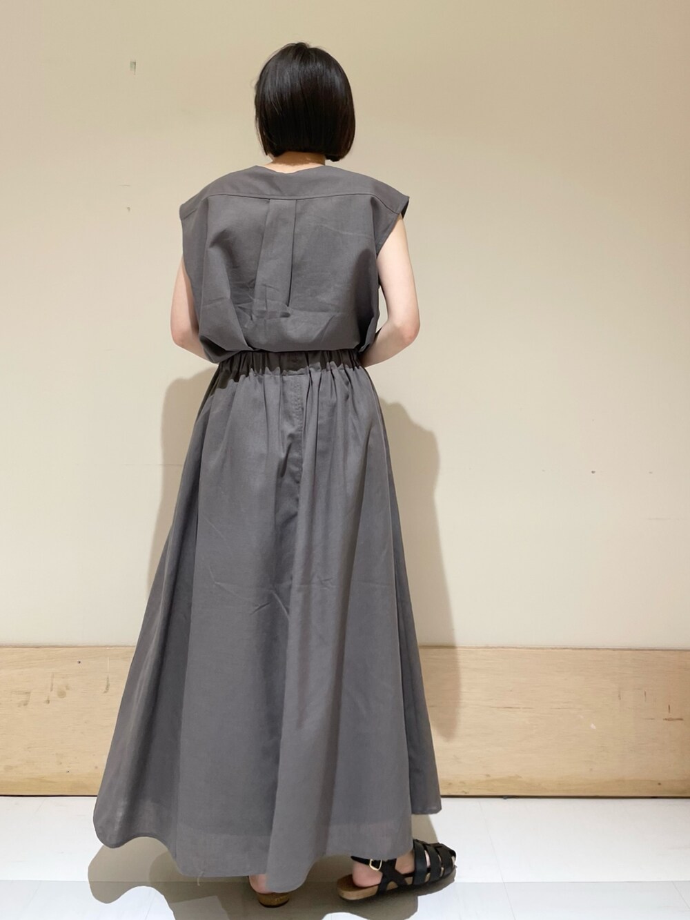 グレー系のシャツ/ブラウス、グレー系のスカート、ブラック系のサンダルを着用したレディースの夏コーディネートの5枚目の写真