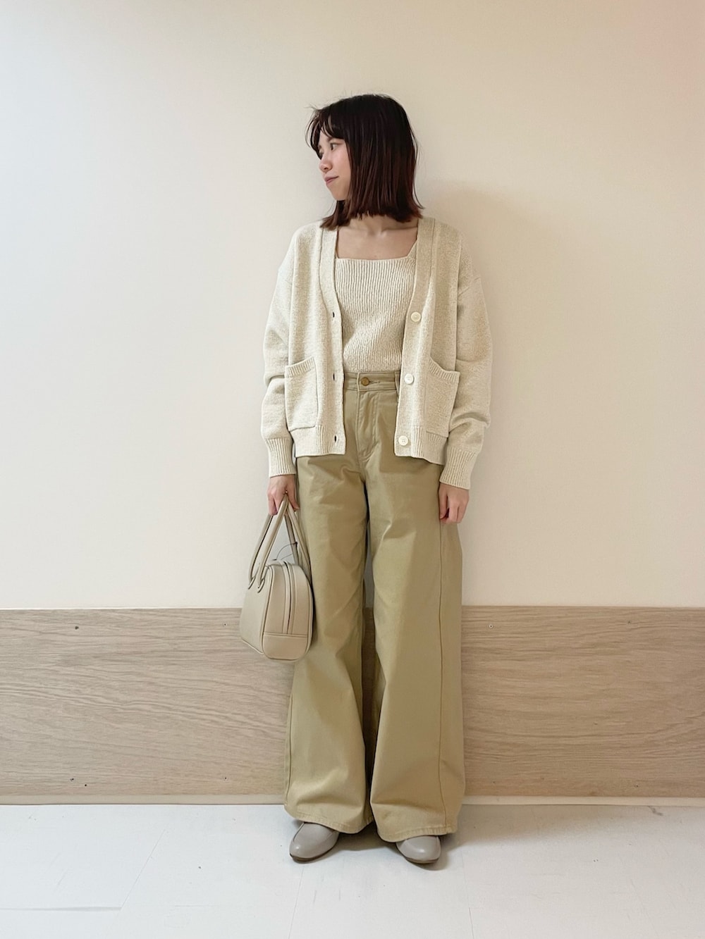 「URBAN RESEARCH DOORS、URBAN RESEARCH DOORS WOMENS、アーバンリサーチドアーズ、FORK&SPOON、ニットビスチェ、カーディガン、チノパン、淡色コーデ、ベージュ、ベージュコーデ、大人カジュアル、休日スタイル、お出かけコーデ、低身長、骨格ストレート」｜「URBAN RESEARCH DOORSのアジャスターハンドルボストンバッグ（ボストンバッグ、ベージュ系）」を使った、ホンダ マユさん（レディース・152cm）の冬コーディネートの3枚目の写真