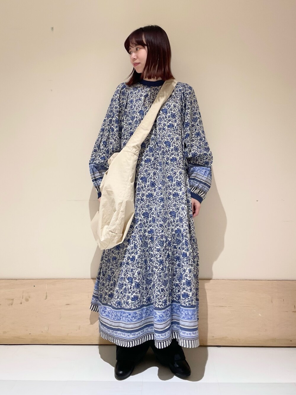 グレー系のショルダーバッグ、ブルー系のワンピース、グレー系のその他パンツを着用したレディースの冬コーディネートの3枚目の写真