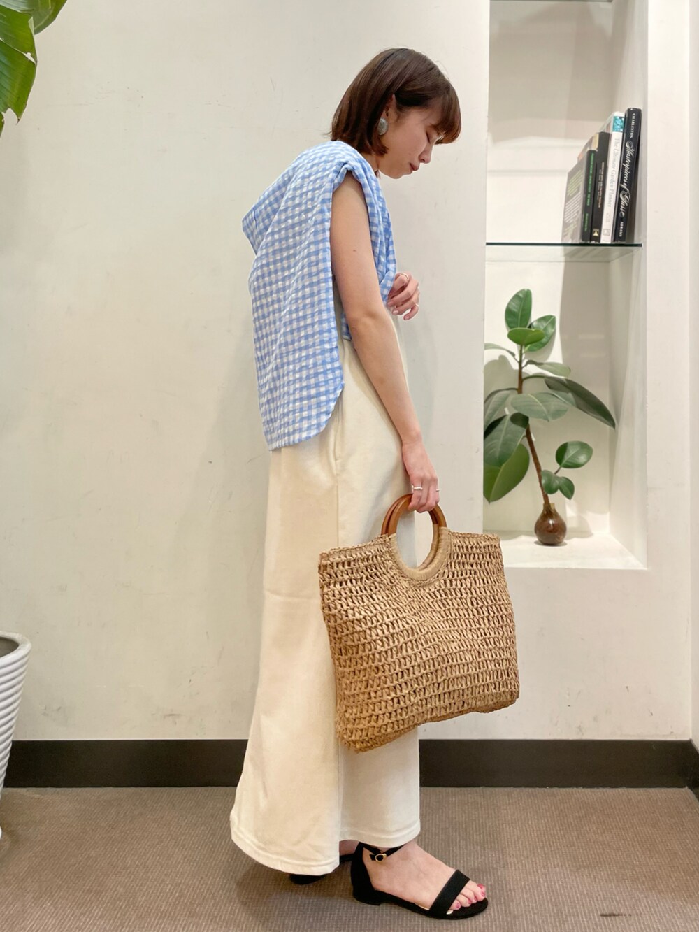 その他のワンピース、ブルー系のシャツ/ブラウス、ベージュ系のトートバッグを着用したレディースの夏コーディネートの2枚目の写真