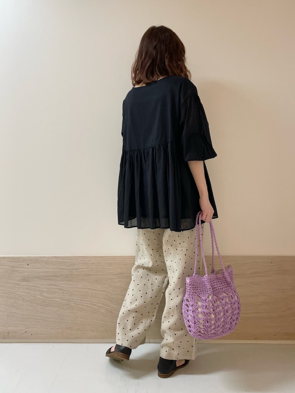 「URBAN RESEARCH DOORS、URBAN RESEARCH DOORS WOMENS、アーバンリサーチドアーズ、ブラウス、ドット、モノトーン、お出かけコーデ、休日スタイル、デートコーデ、きれいめカジュアル、大人カジュアル、春夏コーデ、ペーパーバッグ、低身長、骨格ストレート」｜「URBAN RESEARCH DOORSのコットンボイル2WAYブラウス（シャツ/ブラウス、ブラック系）」を使った、ホンダ マユさん（レディース・152cm）の春コーディネートの7枚目の写真