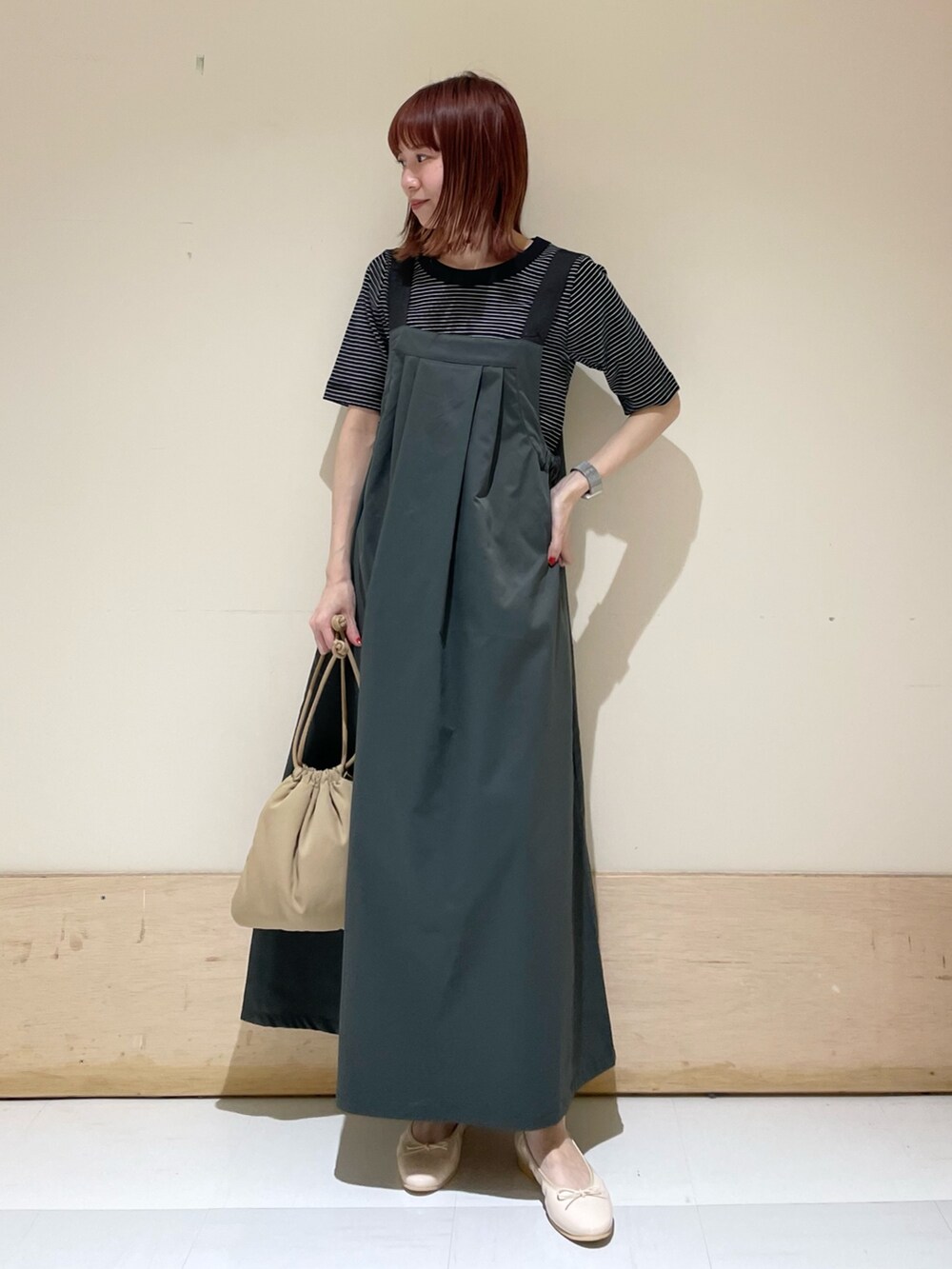 ベージュ系のショルダーバッグ、ピンク系のバレエシューズ、ホワイト系のTシャツ/カットソーを着用したレディースの春コーディネートの3枚目の写真