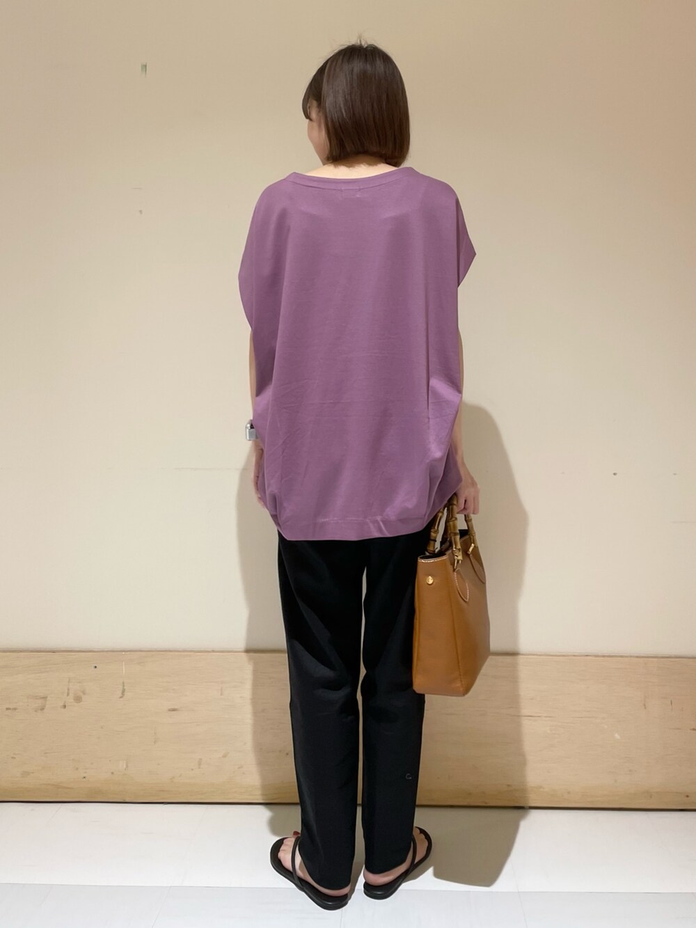 パープル系のTシャツ/カットソー、ブラック系のサンダル、ブラック系のその他パンツを着用したレディースの夏コーディネートの7枚目の写真
