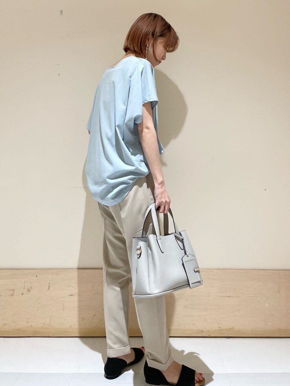 ベージュ系のその他パンツ、ブルー系のTシャツ/カットソー、ブラック系のサンダルを着用したレディースの夏コーディネートの4枚目の写真