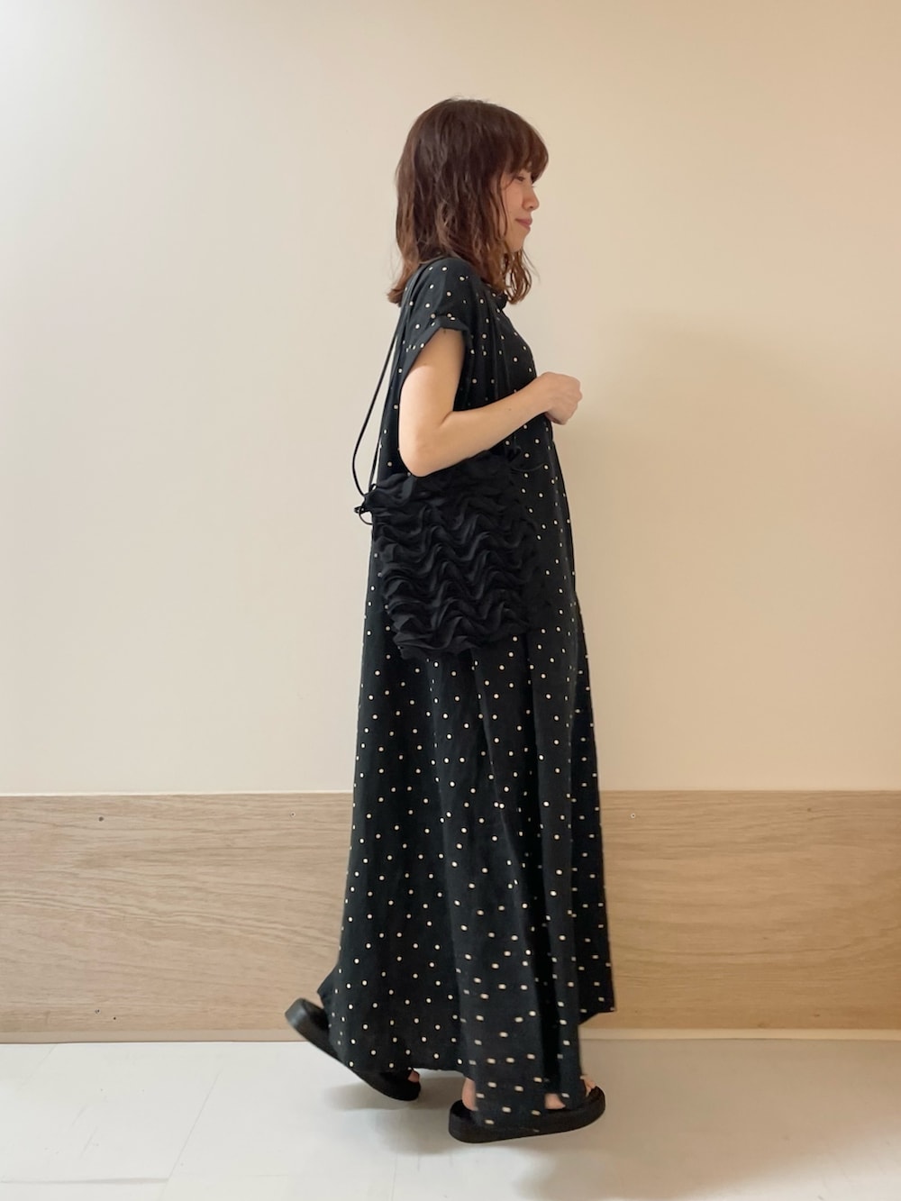 「URBAN RESEARCH DOORS、URBAN RESEARCH DOORS WOMENS、アーバンリサーチドアーズ、リネン、リネンワンピ、ドット柄、ドットワンピ、ワンピース、お出かけコーデ、休日スタイル、春夏コーデ、きれいめカジュアル、大人カジュアル、低身長コーデ、骨格ストレート」｜「URBAN RESEARCH DOORSのリネンドットフレアワンピース（ワンピース、ブラック系）」を使った、ホンダ マユさん（レディース・152cm）の春コーディネートの6枚目の写真
