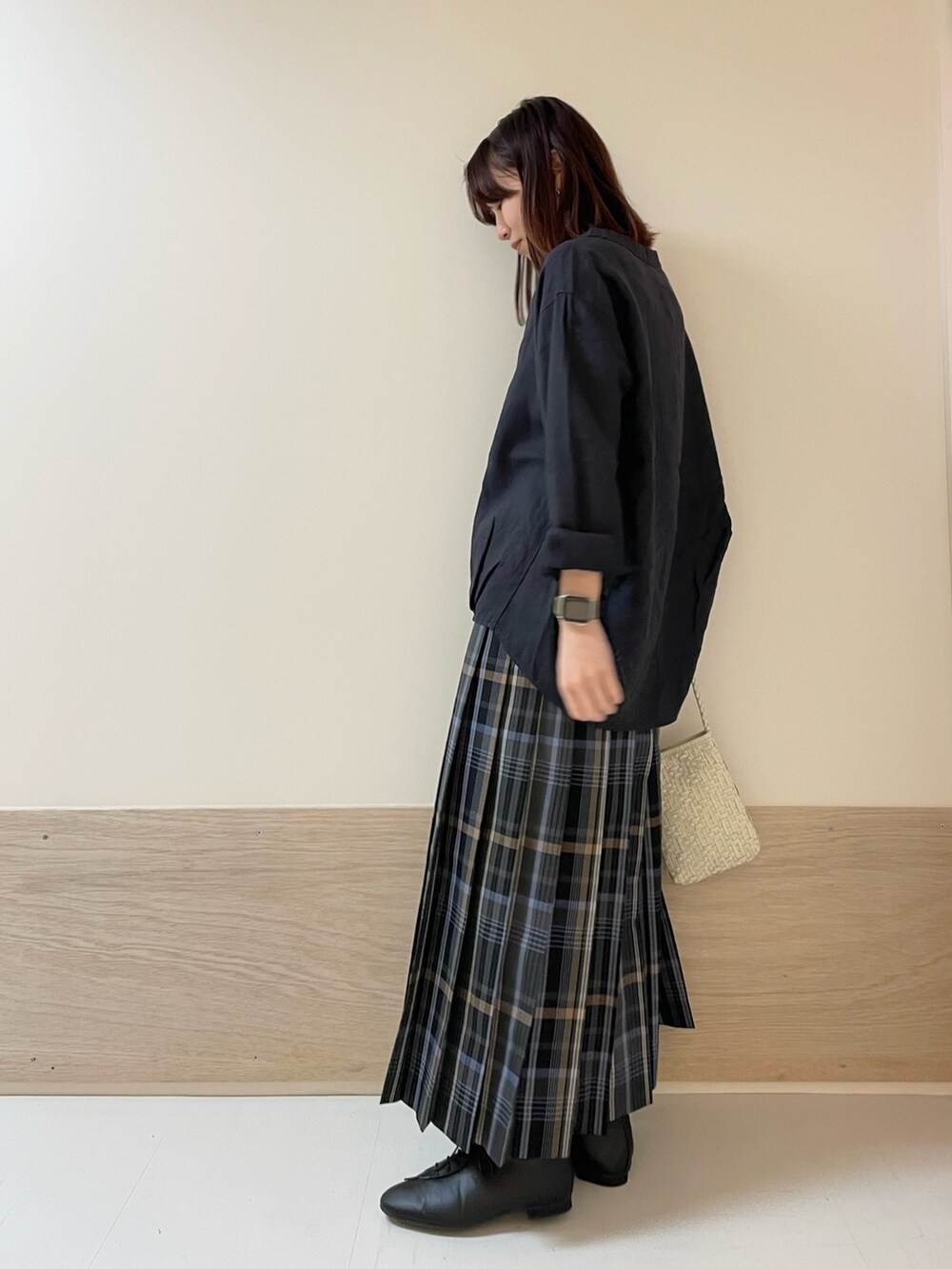 ブルー系のTシャツ/カットソー、ブラック系のその他シューズ、グレー系のスカートを着用したレディースの春コーディネートの5枚目の写真