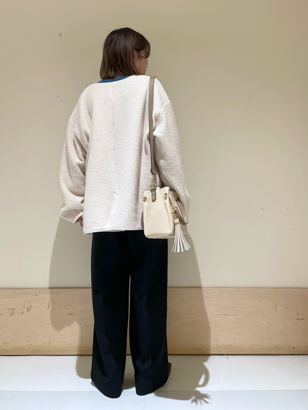 「URBAN RESEARCH DOORS、URBAN RESEARCH DOORS WOMENS、秋アウター、ライトアウター、キルトジャケット、ブルー、カラーニット、秋コーデ、お出かけコーデ、休日スタイル、低身長、低身長コーデ、骨格ウェーブ、大人カジュアル、きれいめカジュアル」｜「URBAN RESEARCH DOORSの『洗濯可』ウォッシャブルウールクルーネックプルオーバー（ニット/セーター、ブルー系）」を使った、ホンダ マユさん（レディース・152cm）の秋コーディネートの7枚目の写真