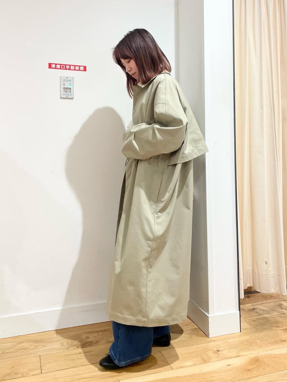 「URBAN RESEARCH DOORS、URBAN RESEARCH DOORS WOMENS、アーバンリサーチドアーズ、EKAL、ステンカラーコート、ブラウス、ブラウス×デニム、LEE、きれいめカジュアル、低身長、骨格ストレート、デートコーデ、ショルダーバッグ、シンプルコーデ、春色」｜「EKALの撥水ステンカラーコート（ステンカラーコート、グリーン系）」を使った、ホンダ マユさん（レディース・152cm）の冬コーディネートの4枚目の写真