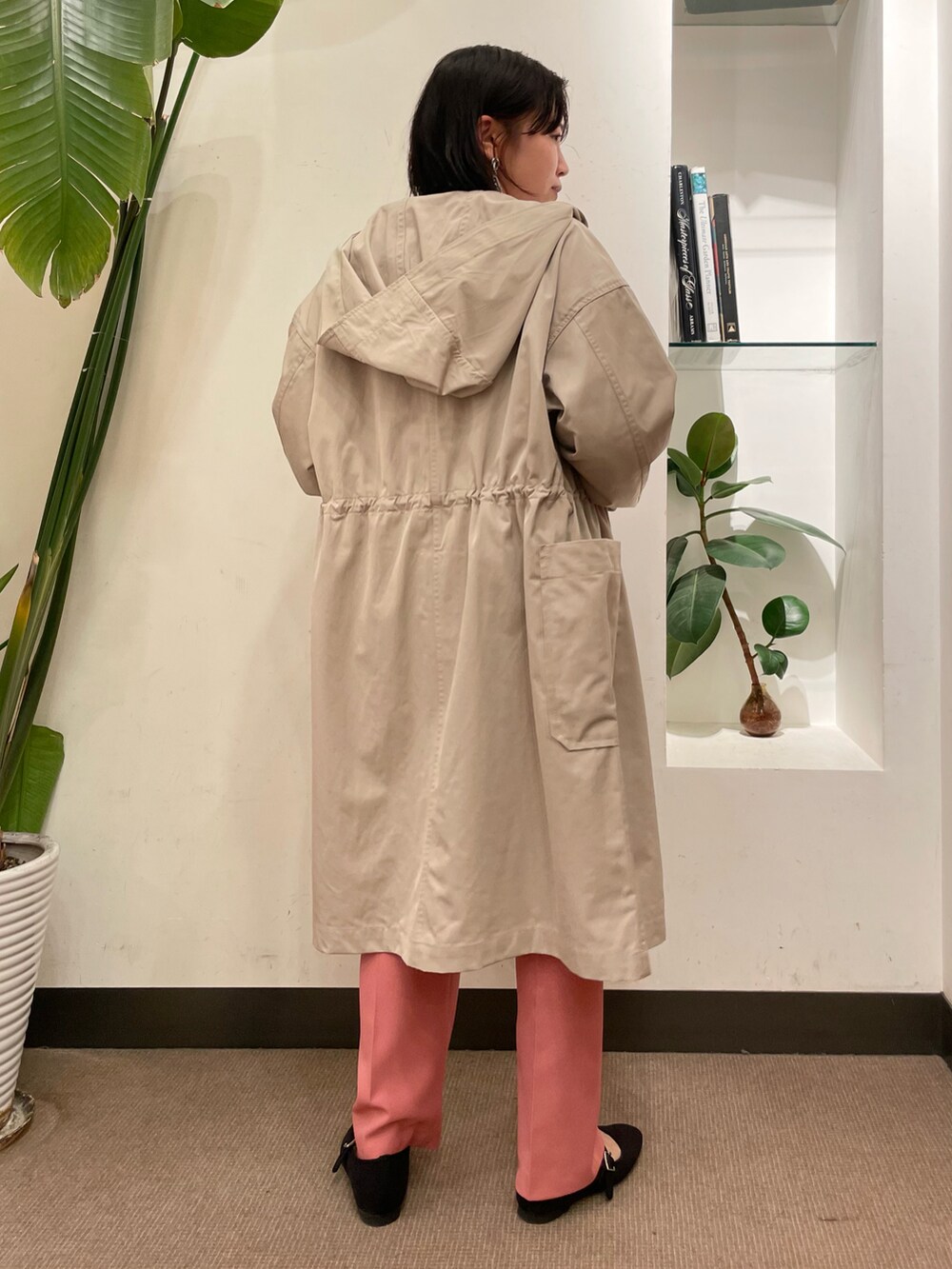 「URBAN RESEARCH DOORS、URBAN RESEARCH DOORS WOMENS、アーバンリサーチドアーズ、カラーパンツ、ピンク、ピンクパンツ、ボーダー、ボーダートップス、フーディー、フードコート、カジュアルコーデ、ストラップシューズ、お出かけコーデ、低身長、春カラー」｜「URBAN RESEARCH DOORSのカラーストレッチトラウザー（その他パンツ、ピンク系）」を使った、ホンダ マユさん（レディース・152cm）の冬コーディネートの4枚目の写真