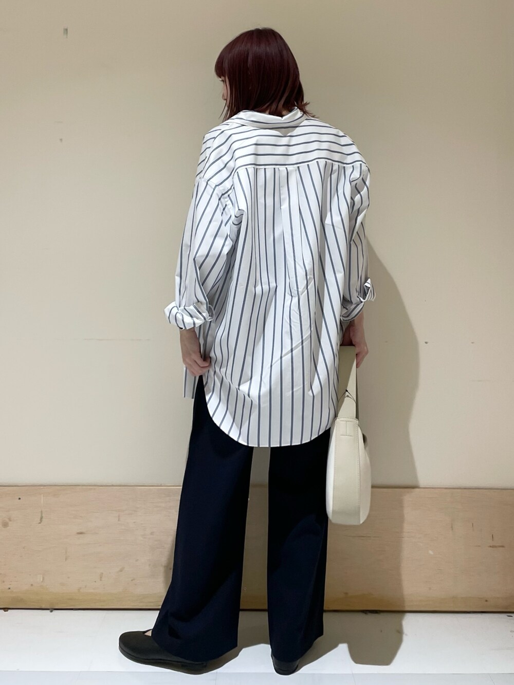 ブルー系のその他パンツ、ブルー系のTシャツ/カットソー、ブラック系のパンプスを着用したレディースの春コーディネートの5枚目の写真