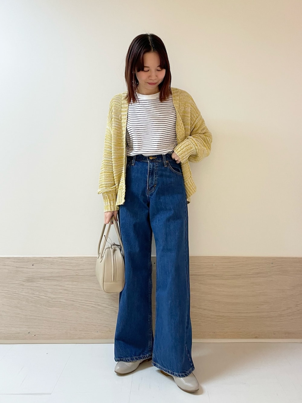 イエロー系のカーディガン/ボレロ、ブルー系のTシャツ/カットソー、ブルー系のその他パンツを着用したレディースの春コーディネートの4枚目の写真