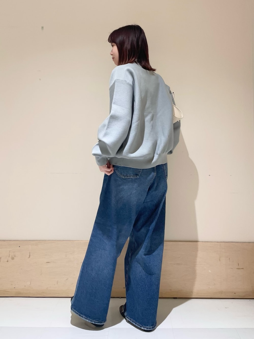 「URBAN RESEARCH DOORS、URBAN RESEARCH DOORS WOMENS、アーバンリサーチドアーズ、penneys、シャツカーディガン、デニム、ワイドデニム、バギーパンツ、カジュアル、カジュアルコーデ、大人カジュアル、くすみカラー、ブルー、低身長、骨格ストレート」|「PENNEYSの『別注』PENNEYS×DOORS THE FOX シャツカーディガン(ニット/セーター、グレー系)」を使った、ホンダ マユさん(レディース・152cm)の冬コーディネートの7枚目の写真