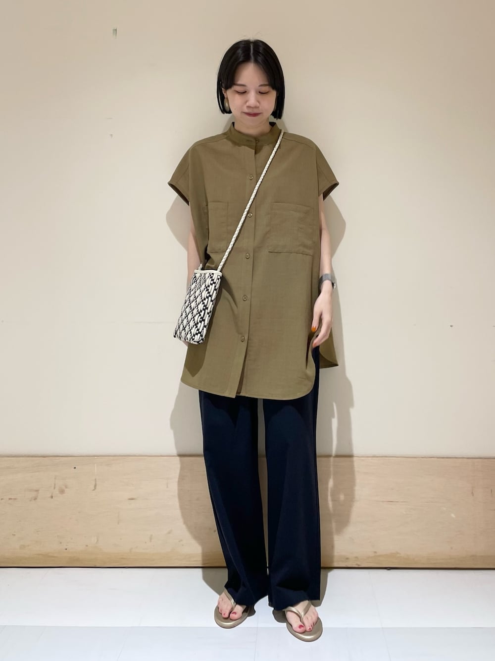 「URBAN RESEARCH DOORS、URBAN RESEARCH DOORS WOMENS、アーバンリサーチドアーズ、ビッグシルエット、ビッグシャツ、お出かけコーデ、きれいめカジュアル、夏コーデ、休日スタイル、春夏コーデ、サコッシュ、低身長、低身長コーデ、オトナカジュアル、骨格ウェーブ」|「URBAN RESEARCH DOORSのレーヨンコットンイージーパンツ(その他パンツ、ブルー系)」を使った、ホンダ マユさん(レディース・152cm)の夏コーディネートの2枚目の写真