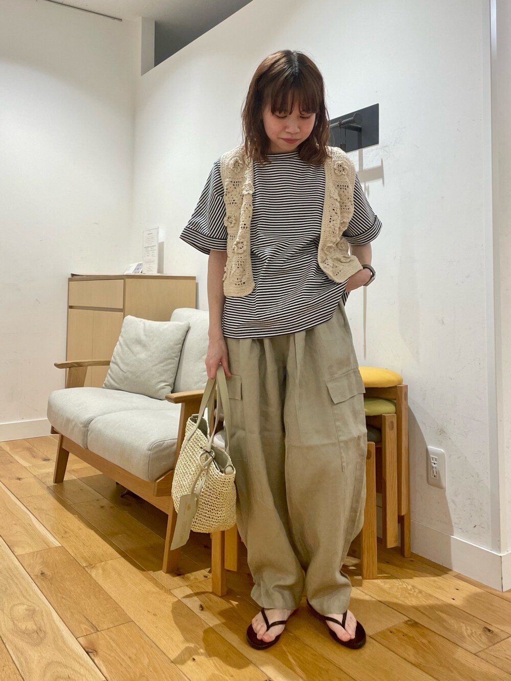 「URBAN RESEARCH DOORS、URBAN RESEARCH DOORS WOMENS、アーバンリサーチドアーズ、ニットベスト、ボーダー、レイヤードスタイル、きれいめカジュアル、夏だ！Tシャツ着よう！、カジュアルコーデ、お出かけコーデ、休日スタイル、夏コーデ、大人カジュアル、低身長コーデ、骨格ストレート」｜「URBAN RESEARCH DOORSの『別注』KHWOPA×DOORS　VEST（ベスト、ホワイト系）」を使った、ホンダ マユさん（レディース・152cm）の夏コーディネートの2枚目の写真