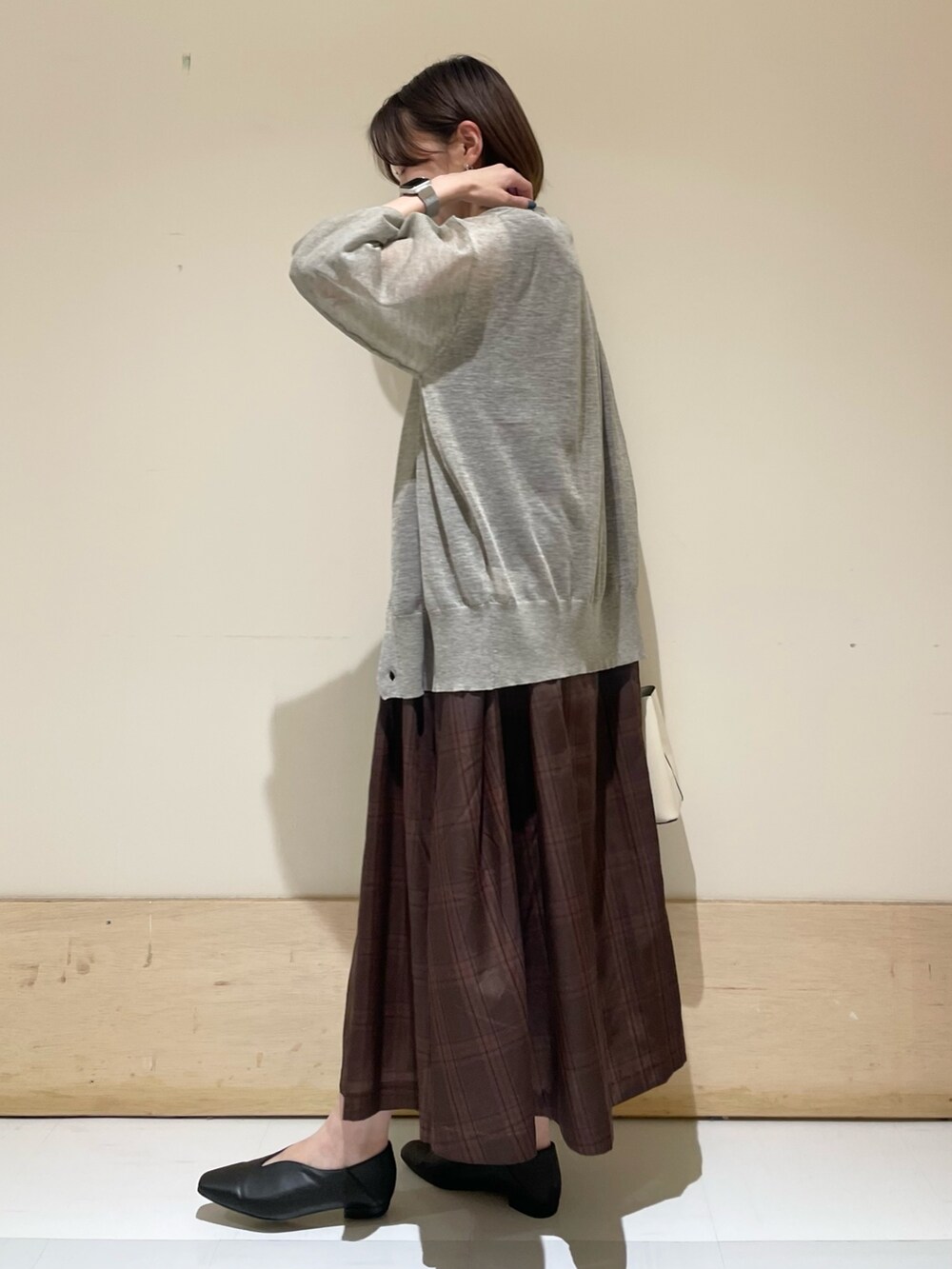 ブラウン系のワンピース、ベージュ系のカーディガン/ボレロ、ブラック系のパンプスを着用したレディースの夏コーディネートの5枚目の写真