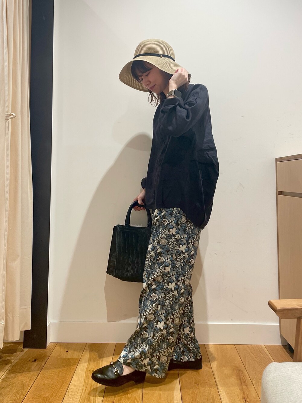 グレー系のその他パンツ、ブラック系のハンドバッグ、ブルー系のシャツ/ブラウスを着用したレディースの春コーディネートの4枚目の写真