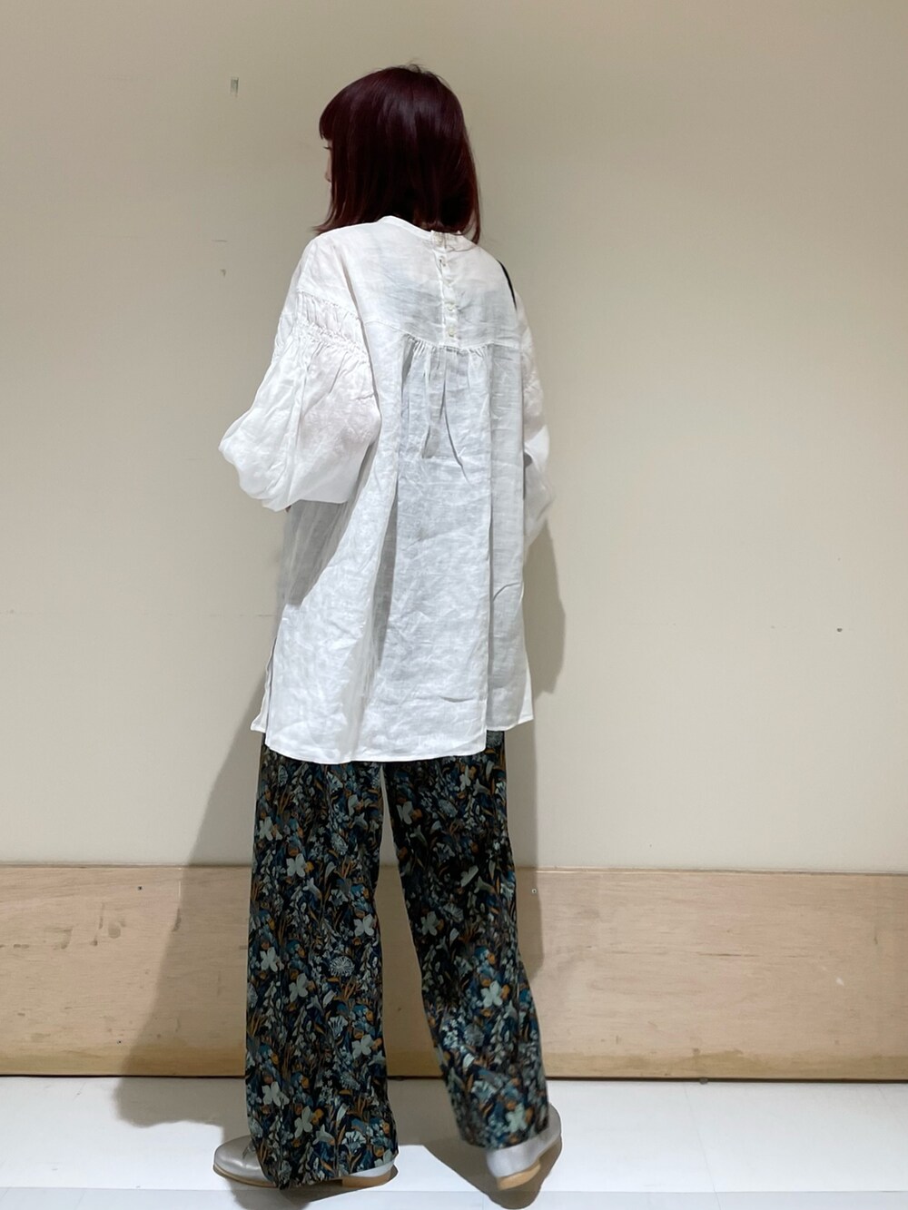 ブルー系のその他パンツ、ブラック系のショルダーバッグ、ホワイト系のシャツ/ブラウスを着用したレディースの春コーディネートの5枚目の写真