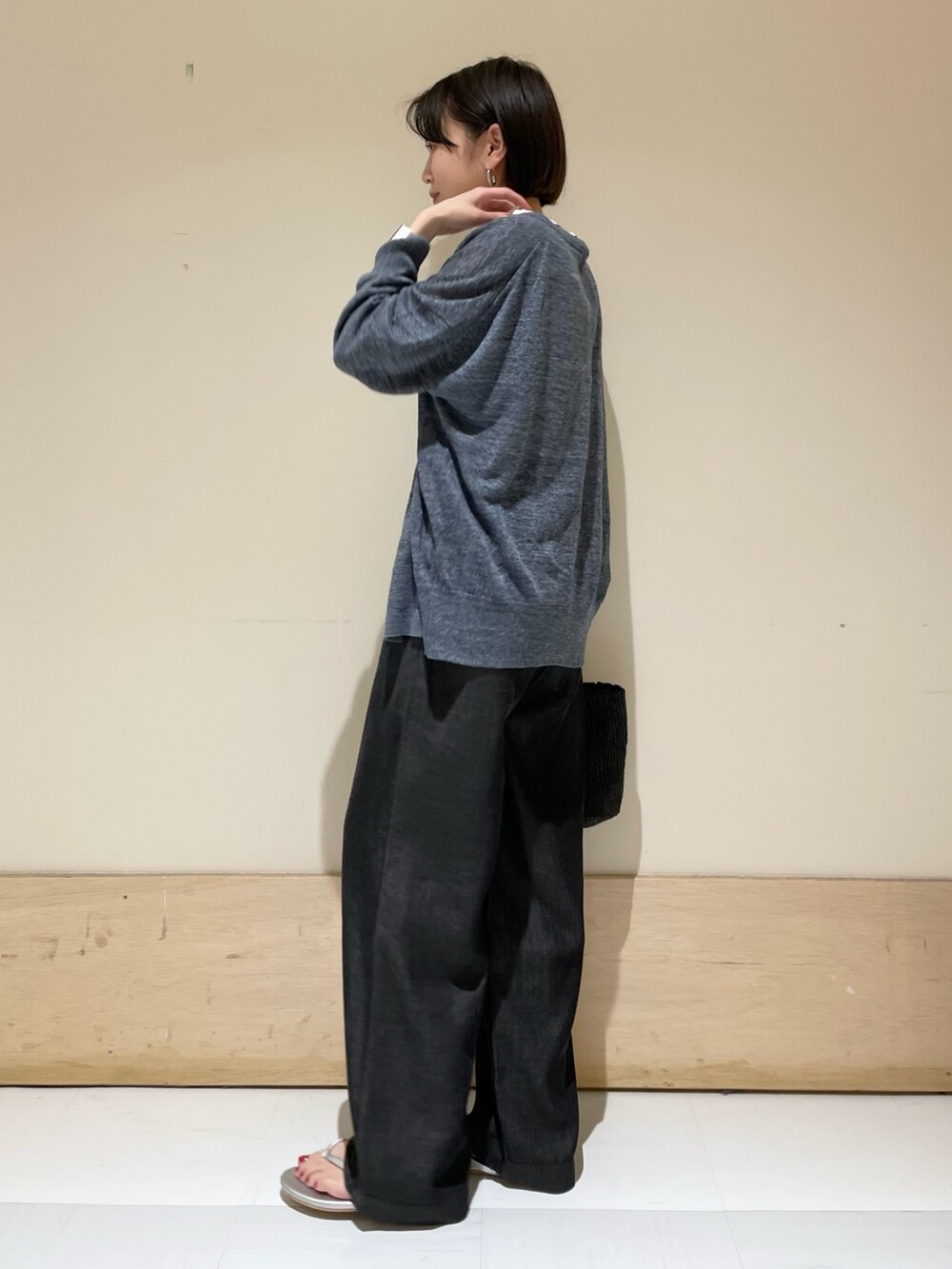 ブルー系のカーディガン/ボレロ、ホワイト系のTシャツ/カットソー、シルバー系のサンダルを着用したレディースの夏コーディネートの5枚目の写真